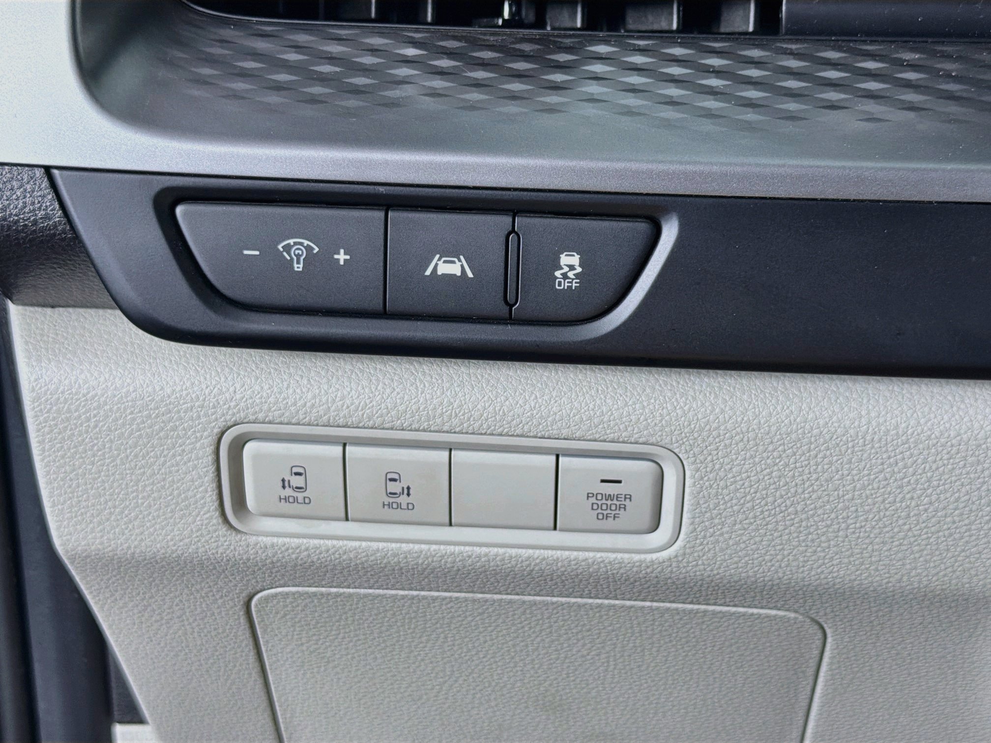 Used 2022 Kia Carnival LX FWD image 17