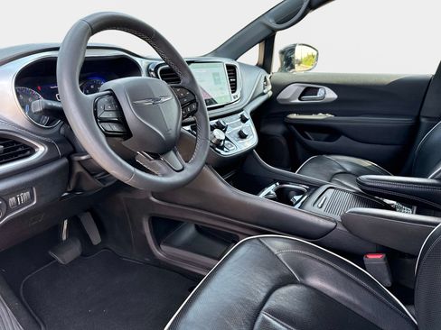 Used 2025 Chrysler Pacifica Limited FWD image 33