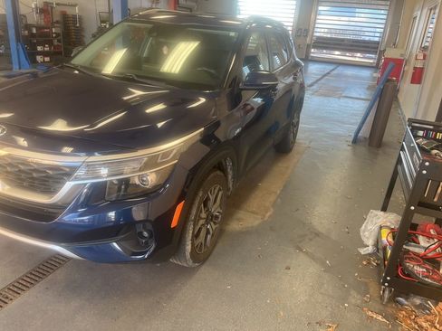 Used 2021 Kia Seltos EX image 3