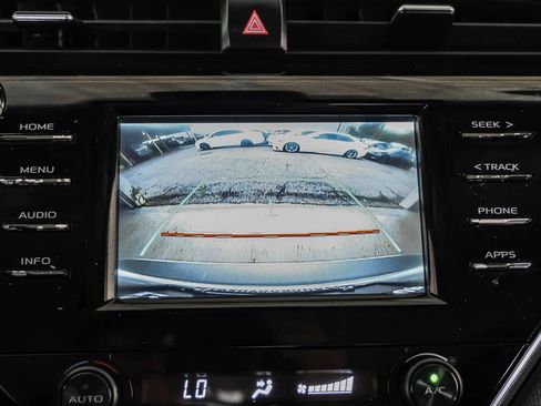 Used 2018 Toyota Camry SE FWD image 17