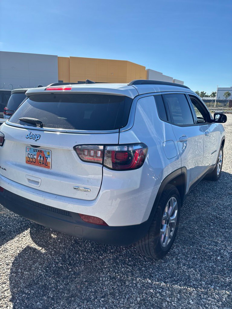 Used 2025 Jeep Compass Latitude w/ Sun & Sound Group AWD/4WD image 4