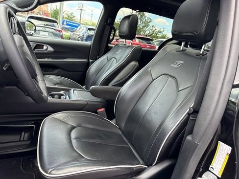 Used 2025 Chrysler Pacifica Limited FWD image 15