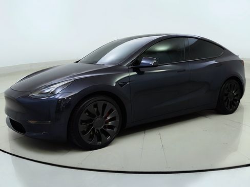 Used 2024 Tesla Model Y Performance AWD/4WD image 3