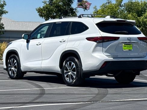 Used 2023 Toyota Highlander XLE FWD image 3