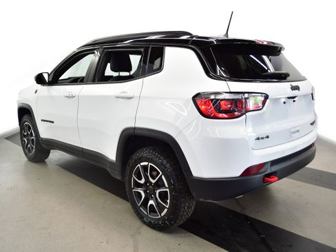 Used 2025 Jeep Compass Trailhawk AWD/4WD image 5