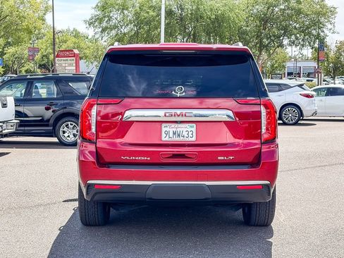Used 2024 GMC Yukon SLT w/ SLT Luxury Package image 3