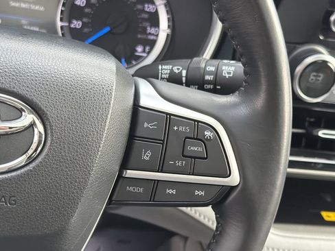 Used 2023 Toyota Highlander XLE AWD/4WD image 28