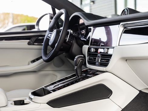 New 2026 Porsche Macan Turbo image 47