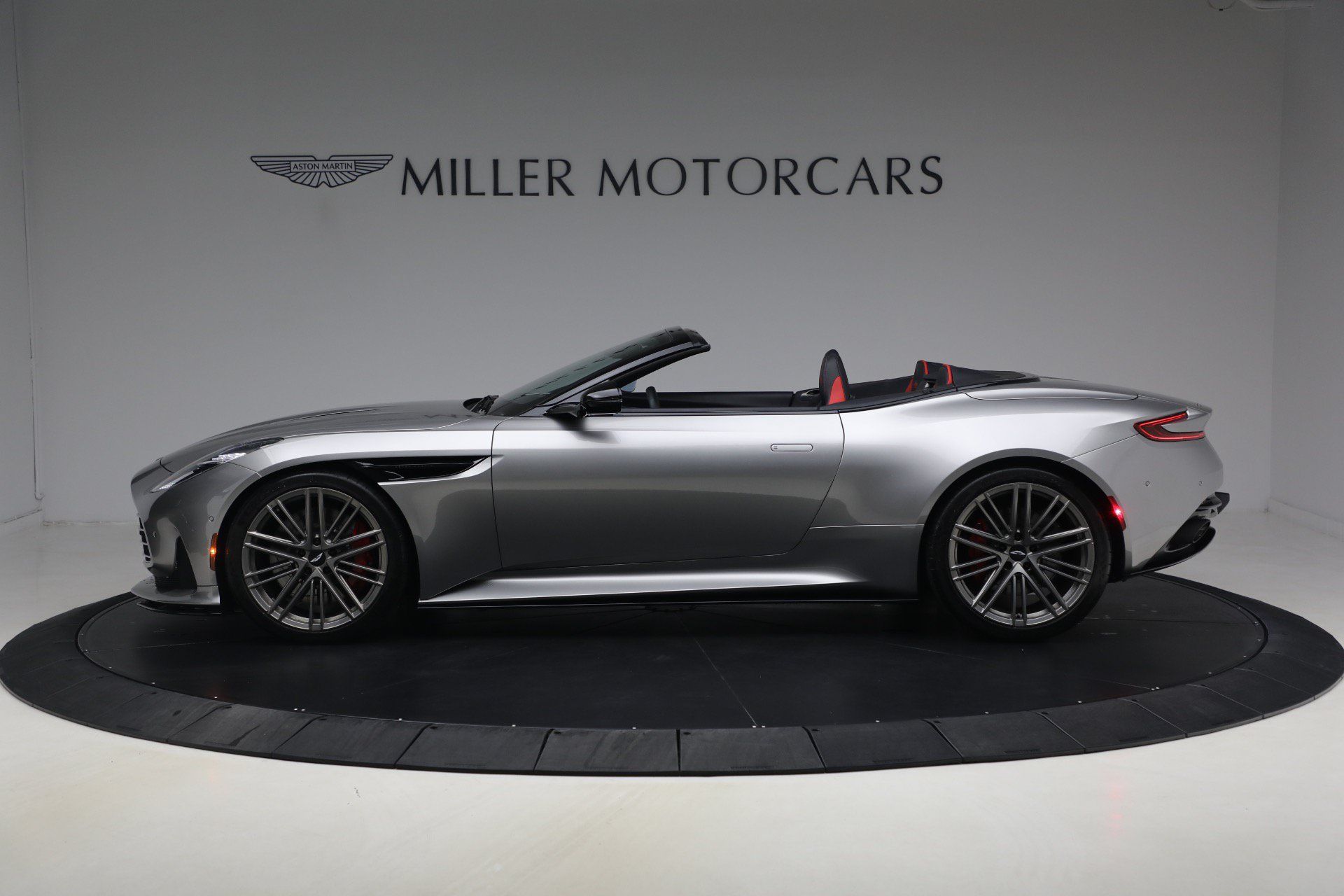 Used 2024 Aston Martin DB12 Convertible RWD image 3