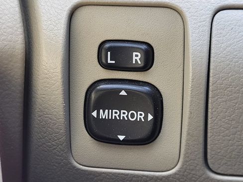 Used 2010 Toyota Camry LE FWD image 23