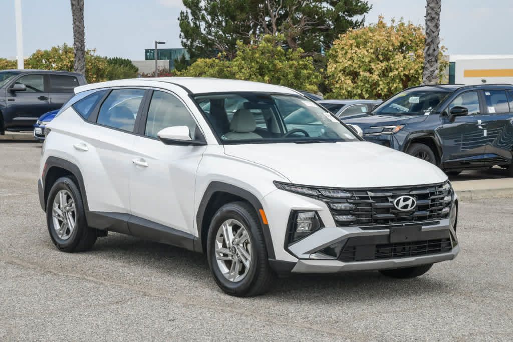 Used 2025 Hyundai Tucson SE FWD image 3