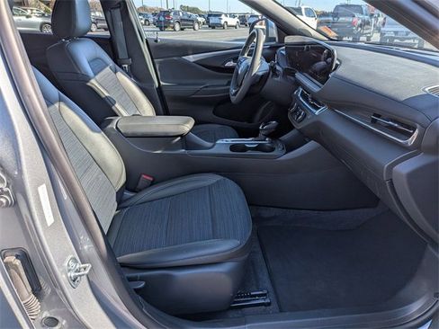 Used 2025 Buick Envista Preferred image 35