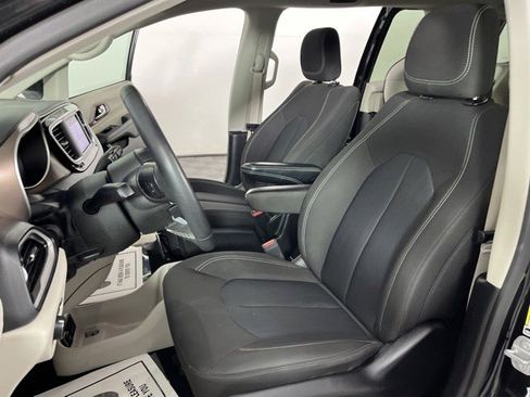 Used 2023 Chrysler Voyager LX FWD image 15