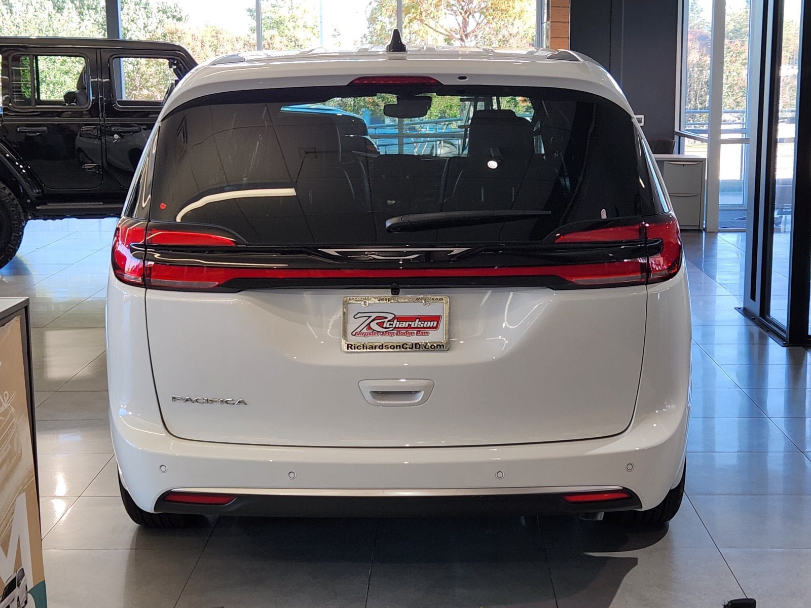 New 2027 Chrysler Pacifica Select FWD image 4