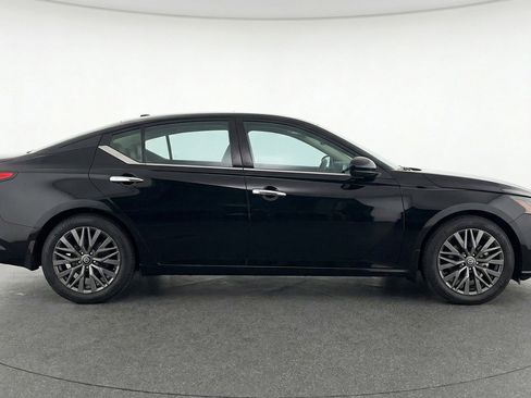 Used 2025 Nissan Altima 2.5 SV image 11