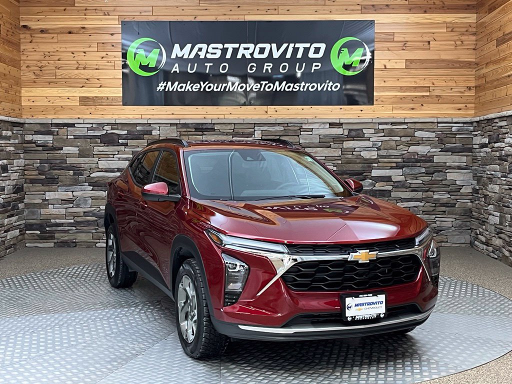 Used 2024 Chevrolet Trax LT w/ Driver Confidence Package FWD image 2
