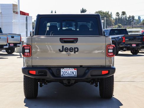 Used 2022 Jeep Gladiator Sport AWD/4WD image 3