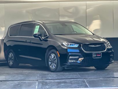 Used 2024 Chrysler Pacifica Select