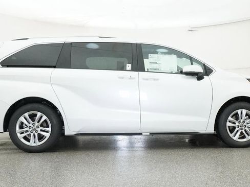 New 2026 Toyota Sienna Limited FWD image 27