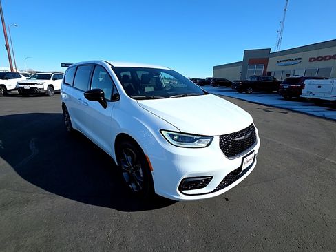 New 2026 Chrysler Pacifica Select image 3