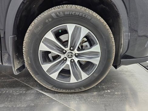 Used 2022 Toyota Highlander XLE AWD/4WD image 9