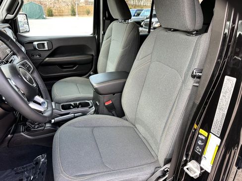 Used 2025 Jeep Wrangler Unlimited Sahara image 19