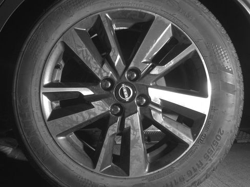 Used 2025 Nissan Versa SV image 14