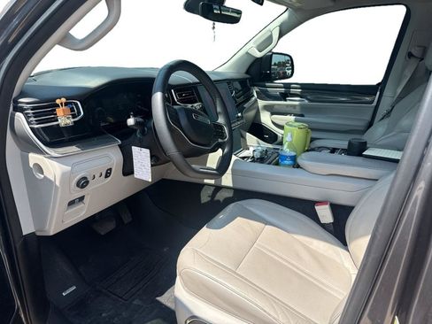 Used 2022 Jeep Wagoneer Series III w/ Premium Group I AWD/4WD image 4