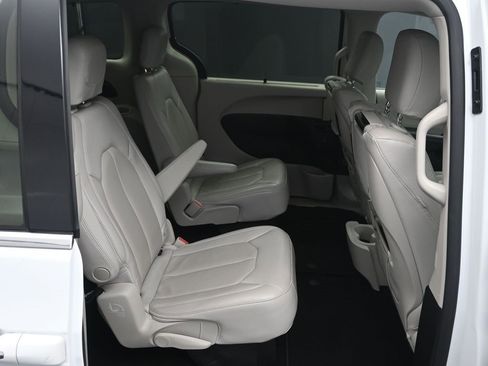 Used 2020 Chrysler Pacifica Touring-L Plus w/ Tire & Wheel Group image 38