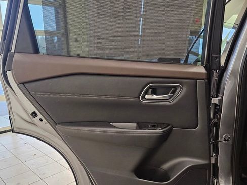 Used 2021 Nissan Rogue SV w/ Premium Package image 17