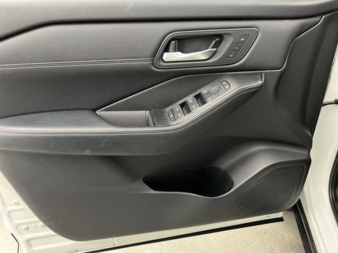 Used 2025 Nissan Rogue SL w/ Tech Package FWD image 11