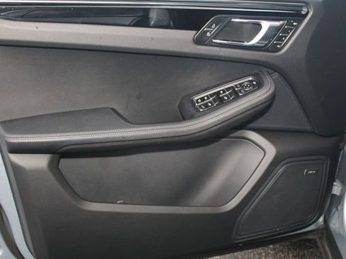 Certified 2025 Porsche Macan image 23