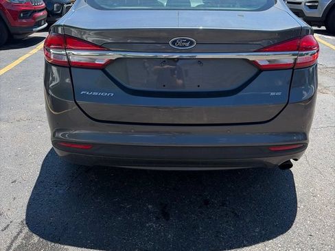 Used 2018 Ford Fusion SE w/ Fusion SE Technology Package FWD image 4