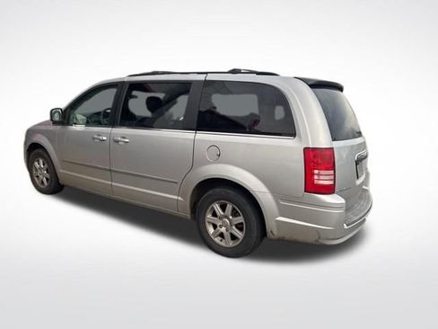 Used 2010 Chrysler Town & Country Touring image 8