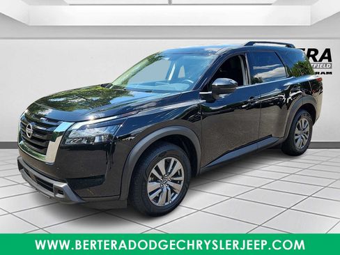 Used 2024 Nissan Pathfinder SV AWD/4WD image 3