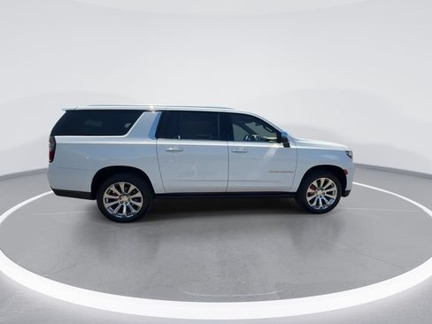 Used 2022 Chevrolet Suburban Premier AWD/4WD image 9