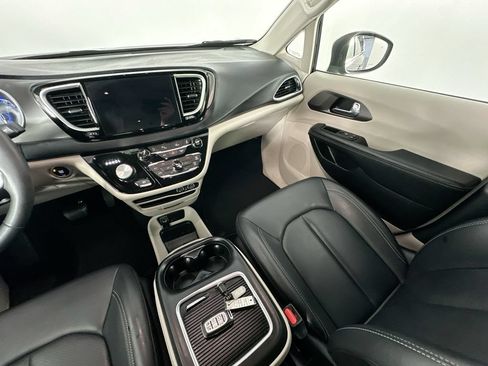 Used 2023 Chrysler Pacifica Touring-L FWD image 11