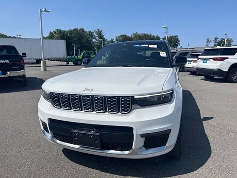 Used 2023 Jeep Grand Cherokee L Summit w/ Luxury Tech Group V AWD/4WD image 4