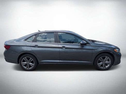 Used 2024 Volkswagen Jetta SE FWD image 3