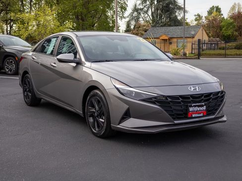 Certified 2022 Hyundai Elantra SEL w/ Preferred Accessory Package FWD image 5