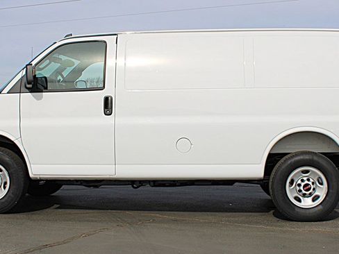 Used 2025 GMC Savana 2500 w/ Driver Convenience Package image 6