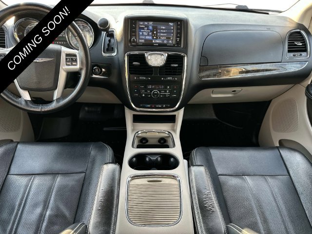 Used 2016 Chrysler Town & Country Touring-L FWD image 13