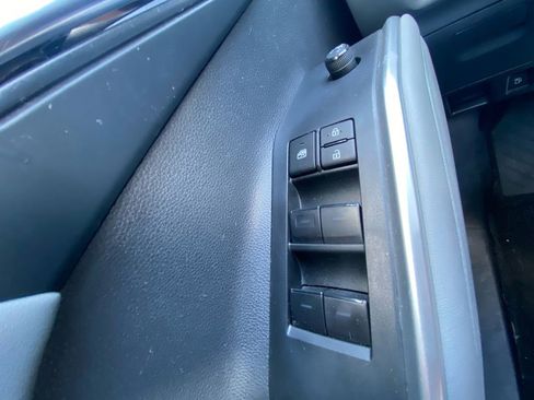 Used 2024 Toyota Highlander XLE AWD/4WD image 17