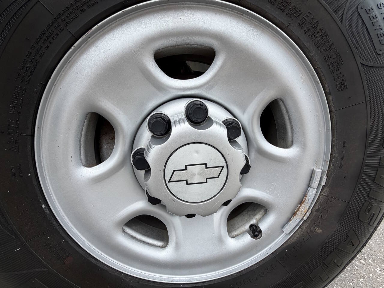 Used 2017 Chevrolet Express 2500 Extended RWD image 17