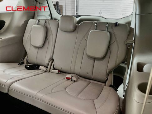 Used 2021 Chrysler Pacifica Touring-L FWD image 32