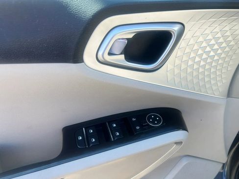 Used 2020 Kia Soul LX FWD image 12