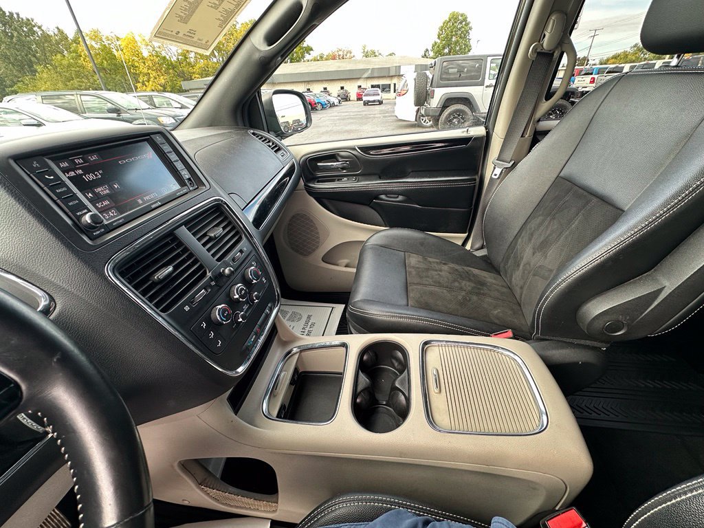 Used 2019 Dodge Grand Caravan SXT w/ Mopar Premium Addition Group FWD image 20