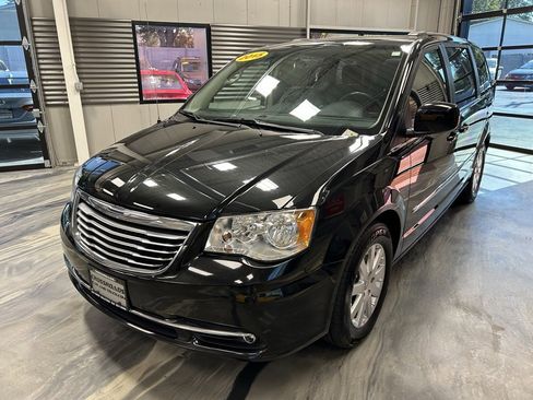 Used 2015 Chrysler Town & Country Touring image 4