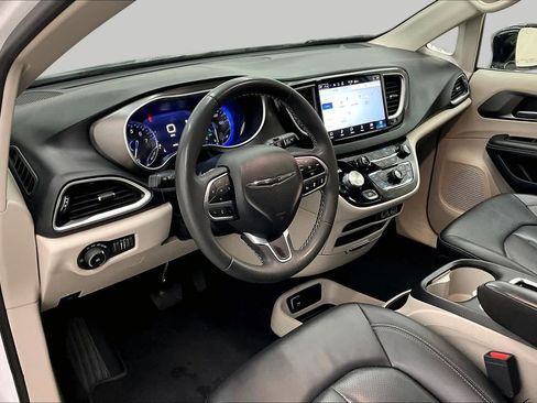Used 2024 Chrysler Pacifica Touring-L FWD image 17