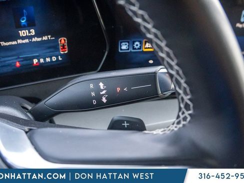 Used 2025 Chevrolet Traverse LT FWD image 11